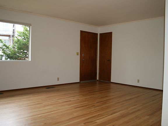 Living Room/Entry