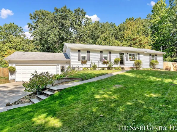 14119 Apple Dr, Fruitport, MI 49415