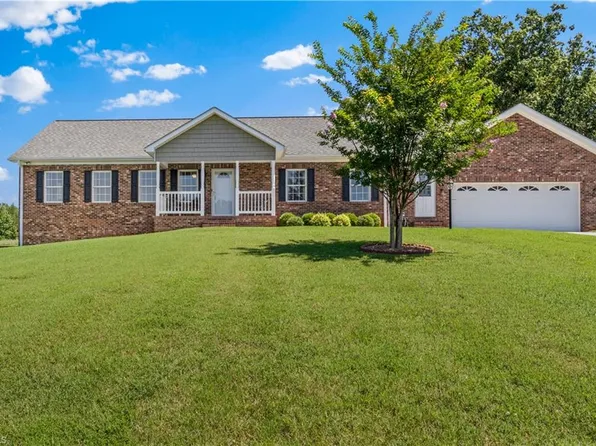527 Howardtown Cir, Mocksville, NC 27028
