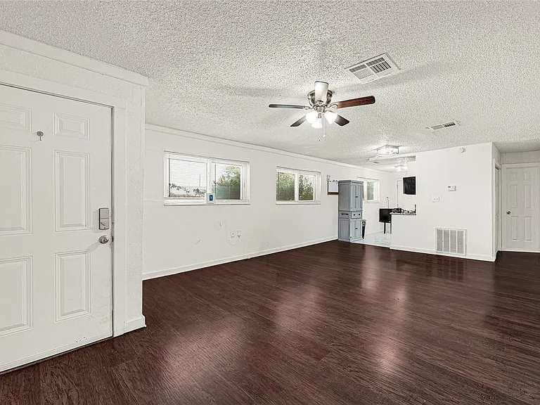 2126 Hillshire Dr — Photo 10