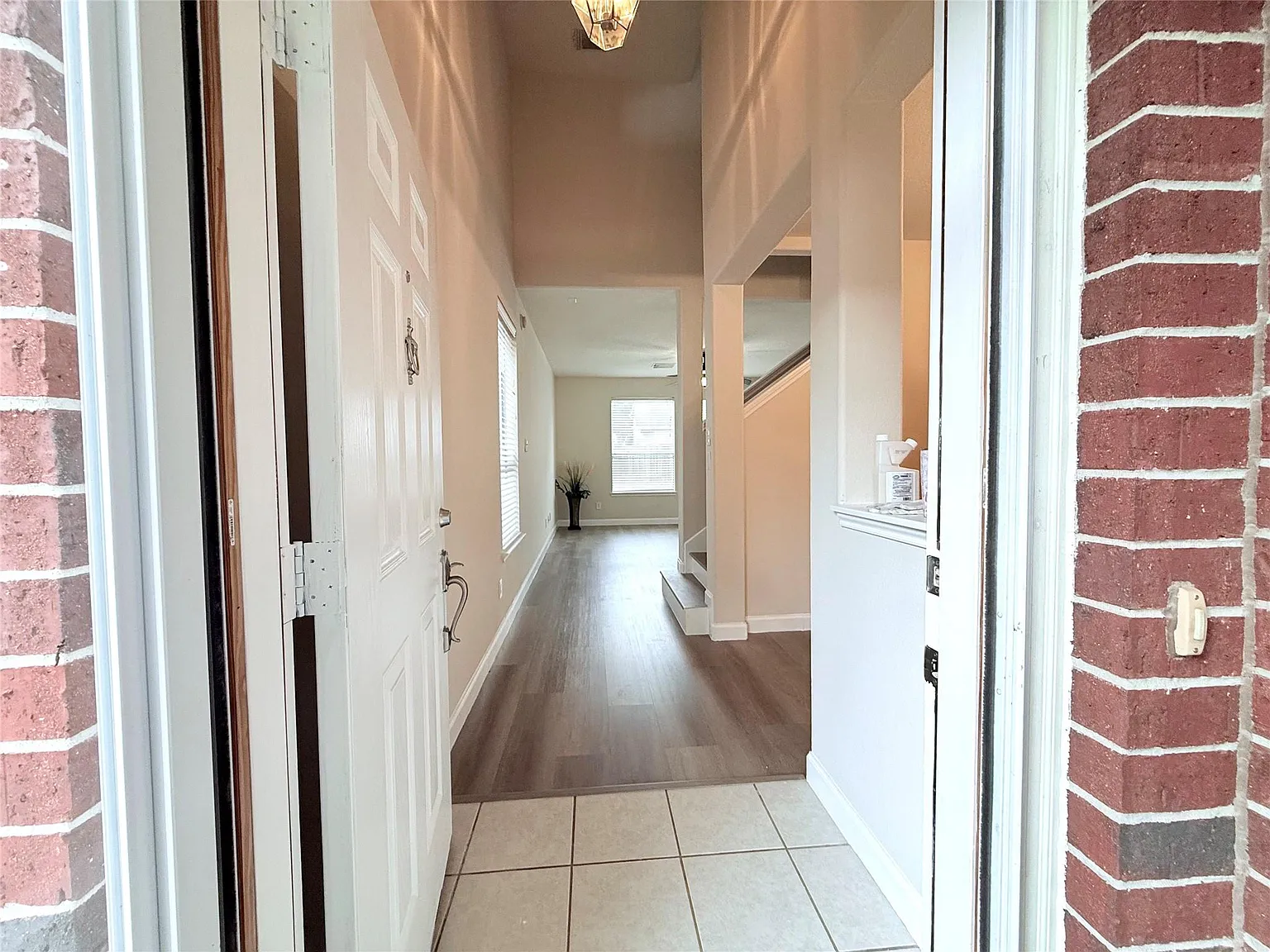 3 bed, 2.5 bath, 1954 sqft, $2,300 — Photo 2