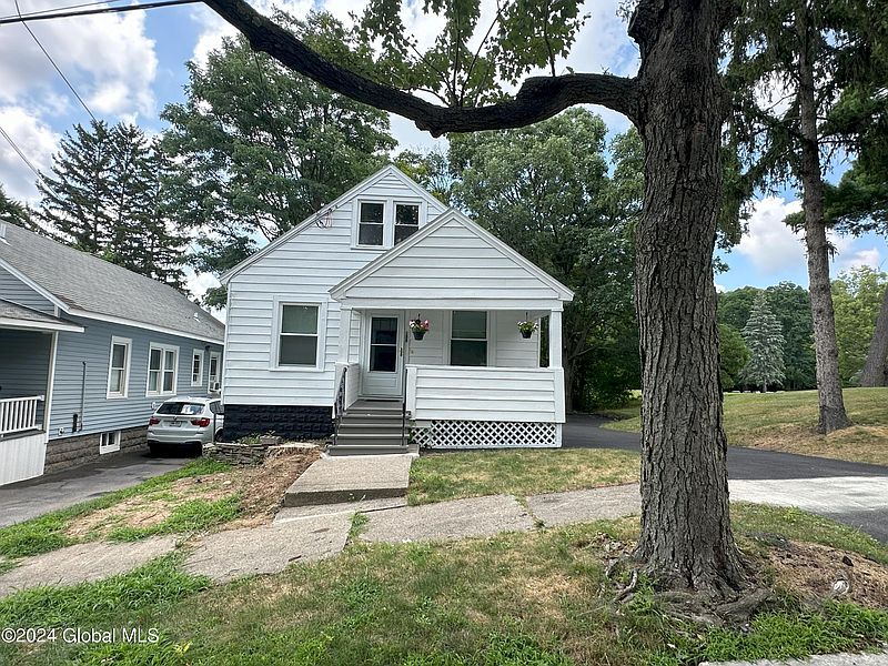 3rd image of 135 Snowden Avenue