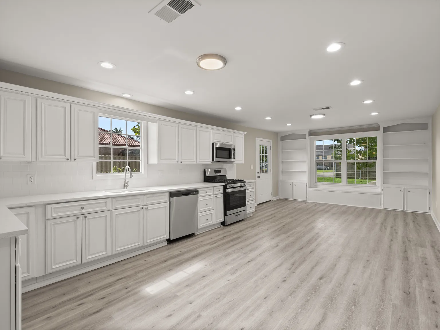4 bed, 2.5 bath, 3050 sqft, $2,999 — Photo 4