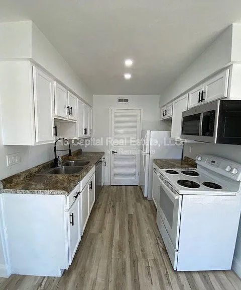 11-17 Kensington Heights — Photo 22