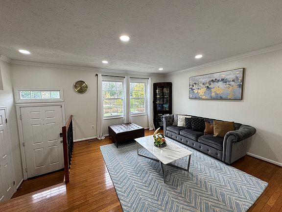 Living room, with the lake view.