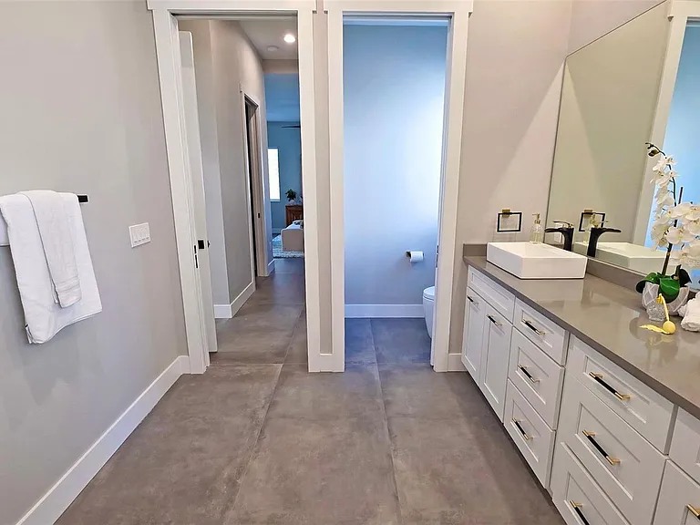 2475 Bay St — Photo 31