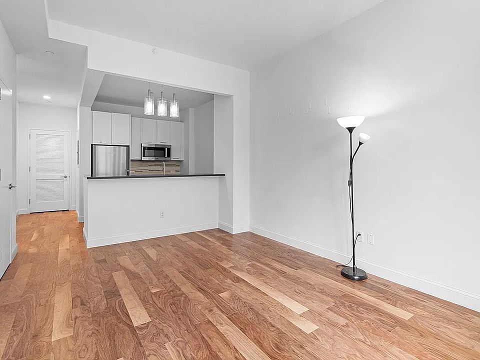 1st image of 4214 Crescent St APT 12C