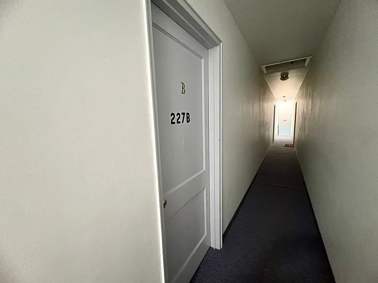 225-227 W Areba Ave — Photo 5