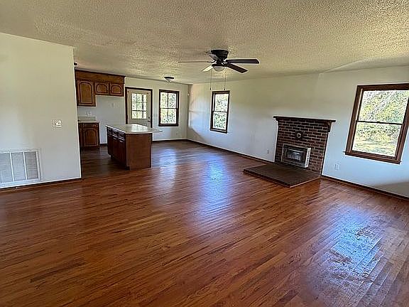 5th image of 355 Brewer Rd