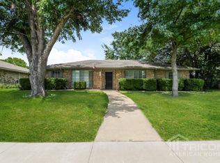 912 Pine Tree Ln, Desoto, TX 75115