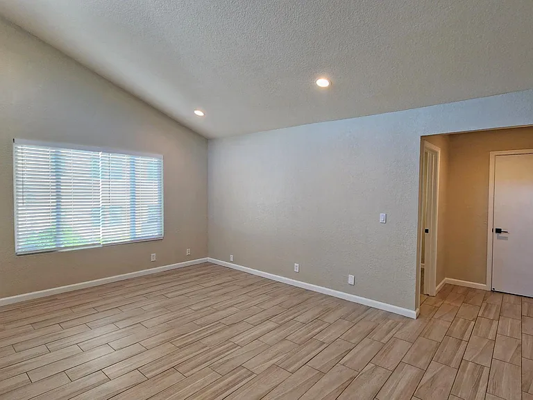 2222 I St #13 — Photo 5