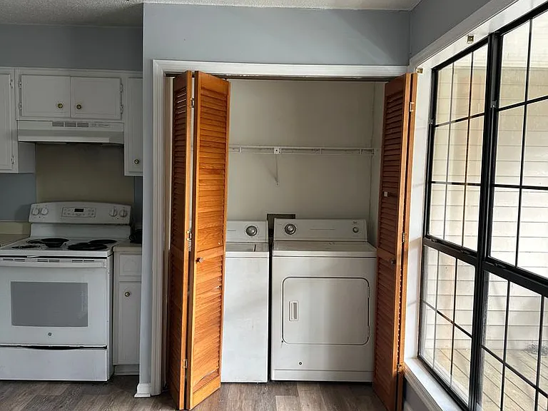912 Pineland Ave #23 — Photo 3