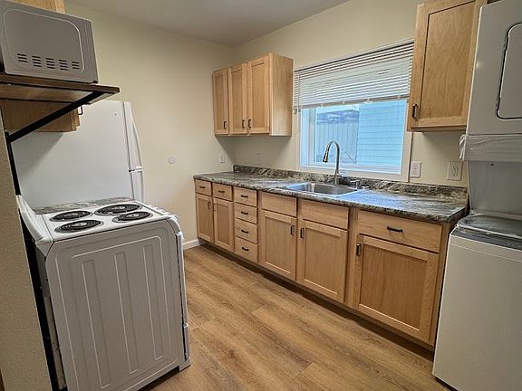 Kitchen with washer/dryer