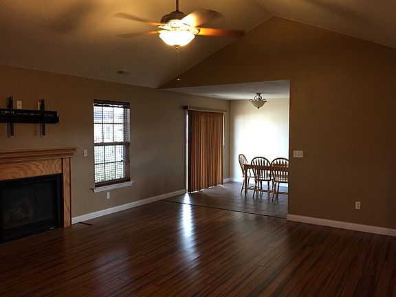 Spacious living room : Living room into the dinning area