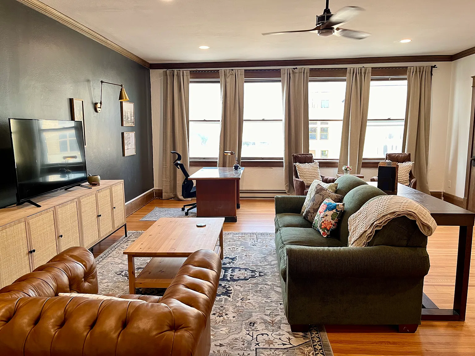 Downtown Views Apartment — Photo 1