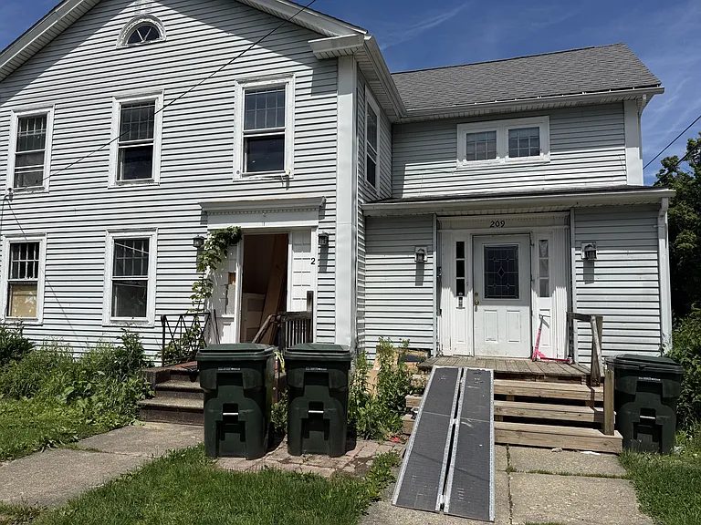 209 E 6th St #3 — Photo 1