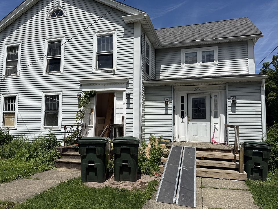 1st image of 209 E 6th St APT 3