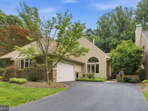 1608 Woodstock Ln, Reston, VA 20194