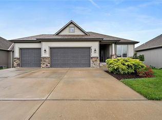 605 Savannah Dr, Greenwood, MO 64034