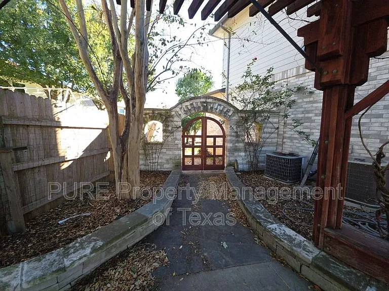 1103 Seton Hall Ln — Photo 32