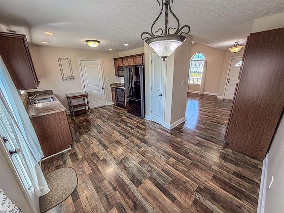 4th image of 372 Hilton Way