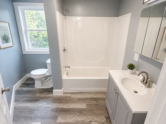 4th image of 850 Allen St #2