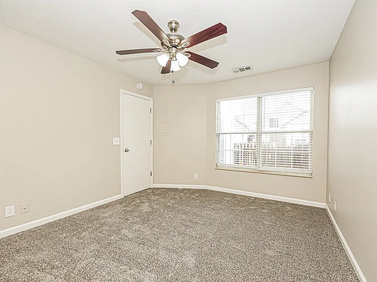 909 Bexhill Ct S — Photo 10