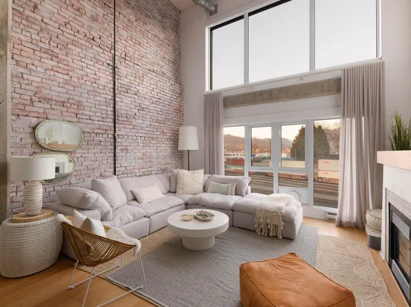 27 Alexander St #308, Vancouver, BC V6A 1B2