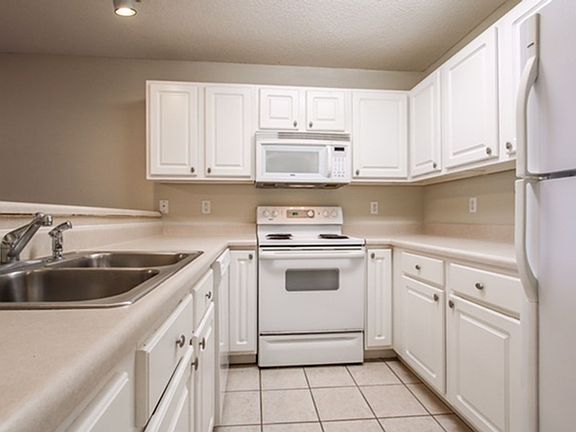 4th image of 981 Scenic Oak Ln