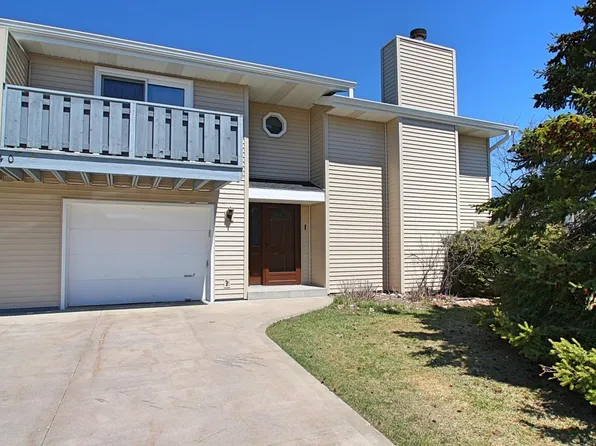 2440 W Crabapple Ln, Oak Creek, WI 53154
