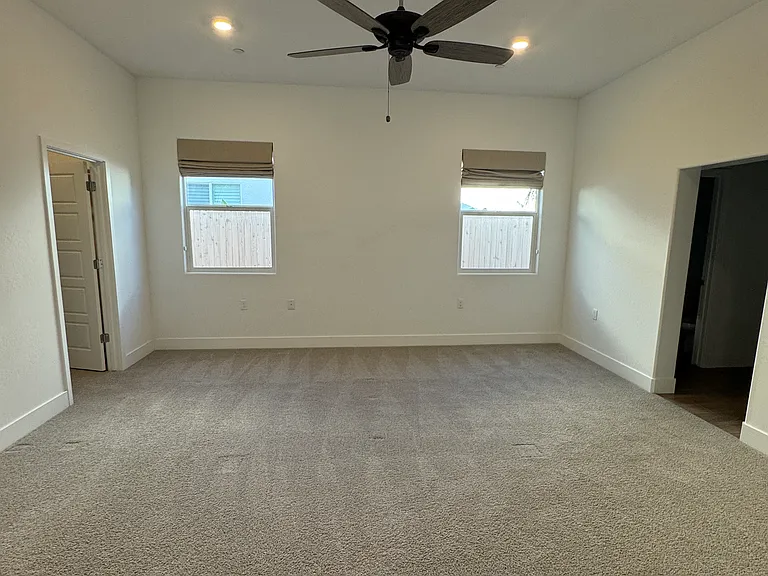 525 E Riverway Ave — Photo 22