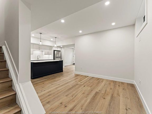 4th image of 322 Ramsay St