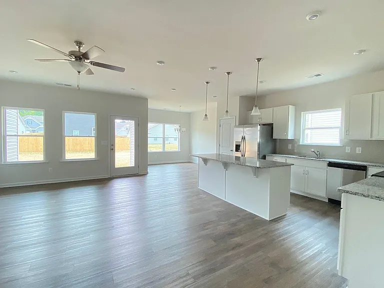 308 Sycamore Dr — Photo 2