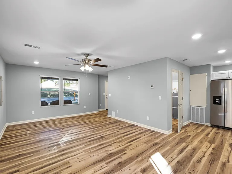218 W King St — Photo 5