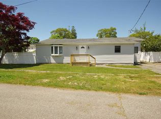 3 Roslyn Rd, Mastic Beach, NY 11951