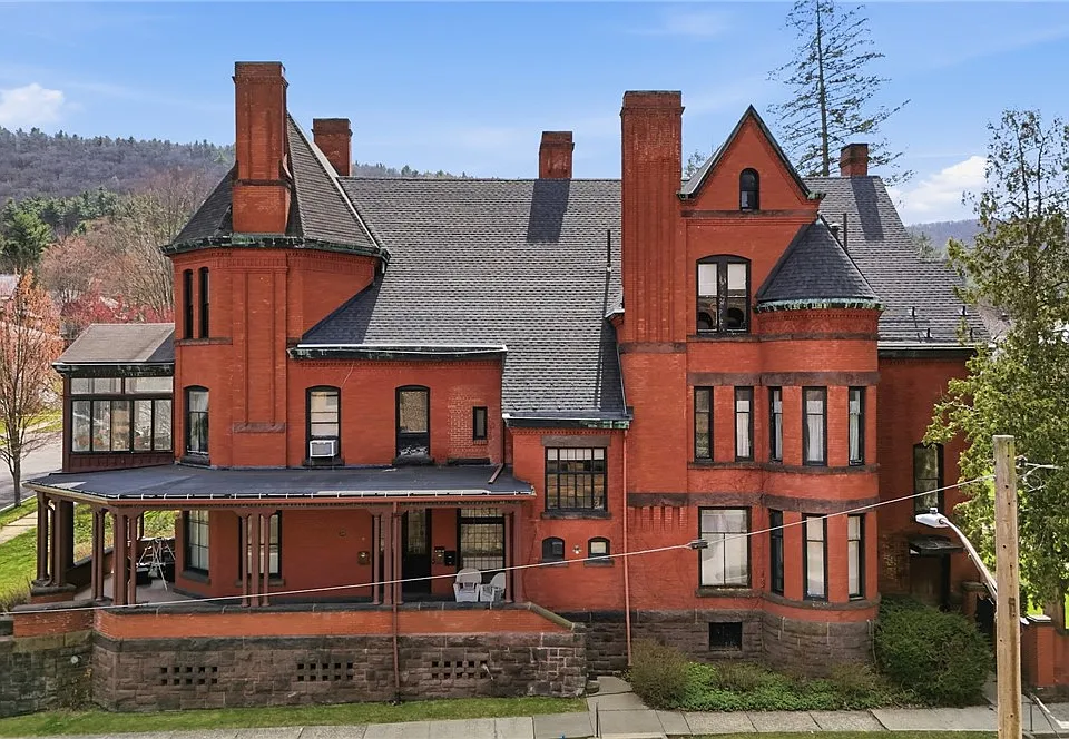 201 Pine St
