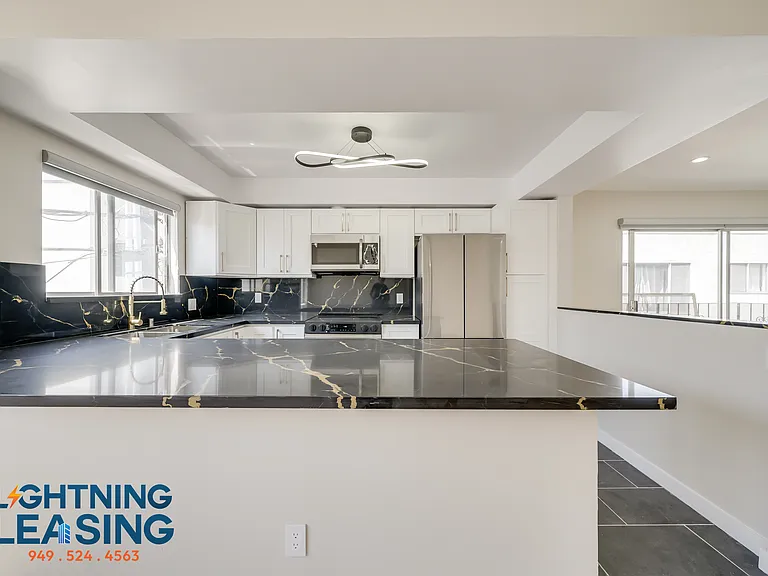 1035 N Hayworth Ave #110 — Photo 16