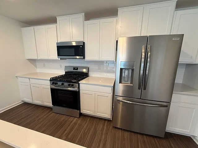 5 bed, 2.5 bath, 2306 sqft, $2,650 — Photo 4