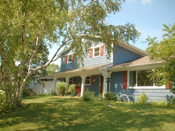 2136 Jourdain Ln, Green Bay, WI 54301