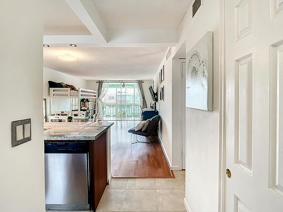 4th image of 319 NE 14th Avenue #704