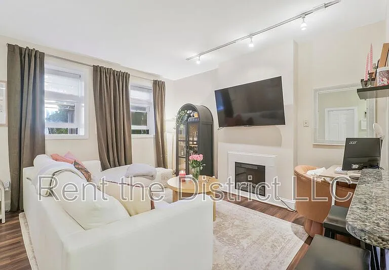 303 C St SE #A — Photo 4