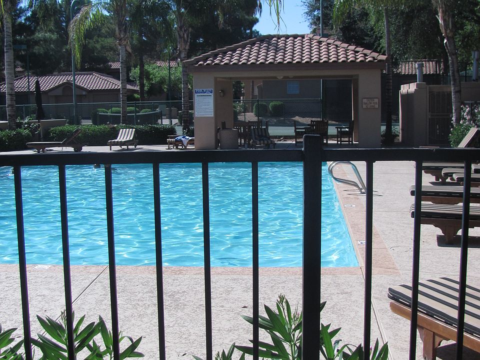 2 heated pools, jacuzzi, gym