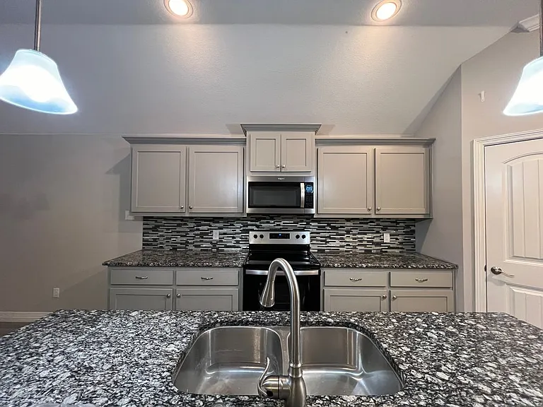 148 Frank St — Photo 8