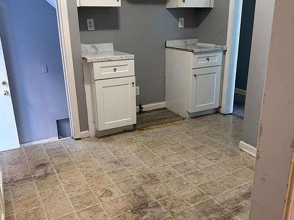 2nd image of 15894 Fordham St