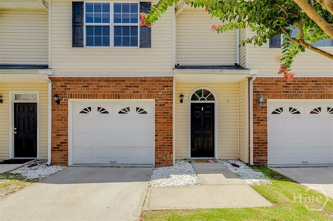 3 bed, 2.5 bath, 1712 sqft, $2,100 — Photo 2