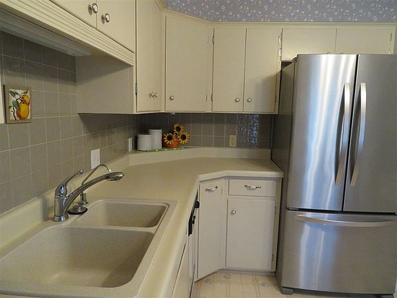 4th image of 1210 Sunnyside Cir