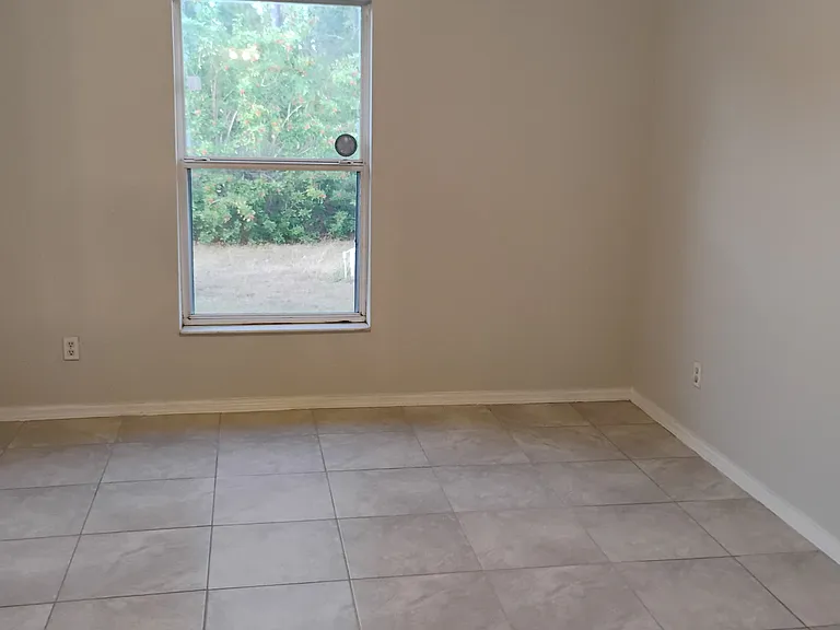 215 Portia St — Photo 6