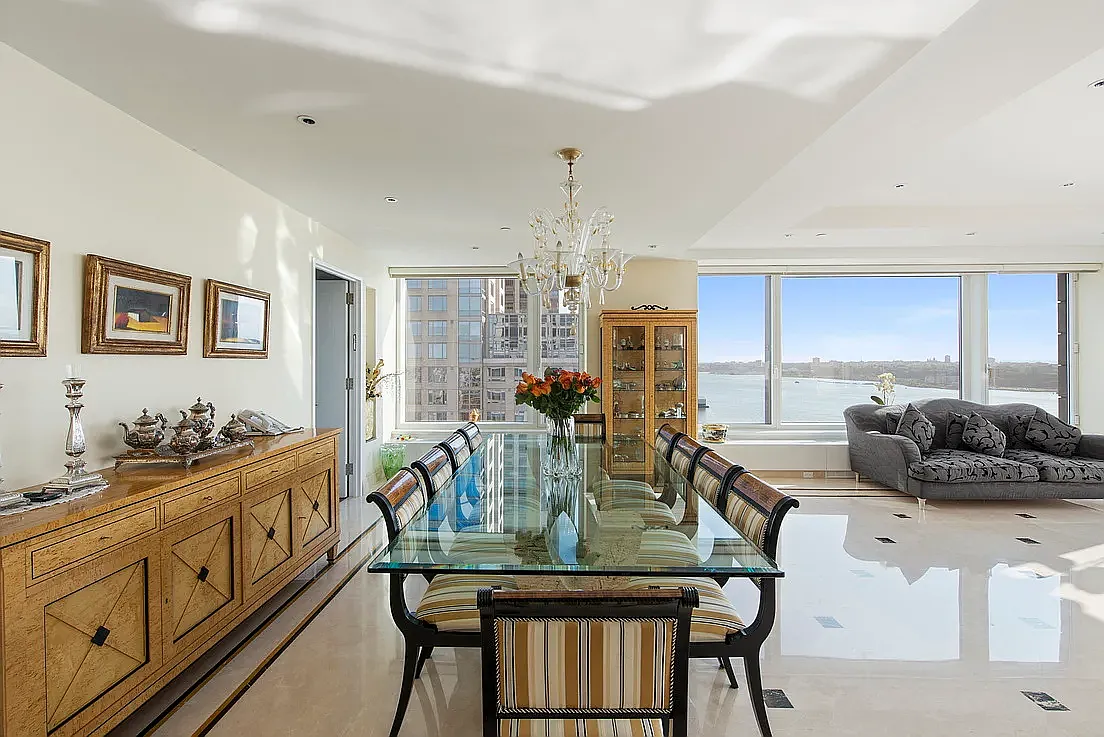 240 Riverside Boulevard — Photo 3