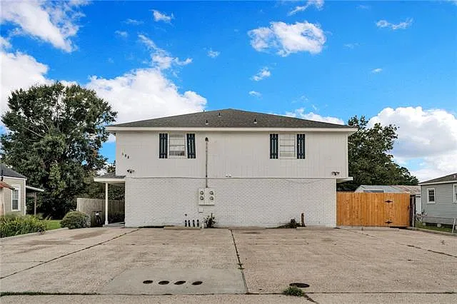 588 Oak Ave — Photo 1