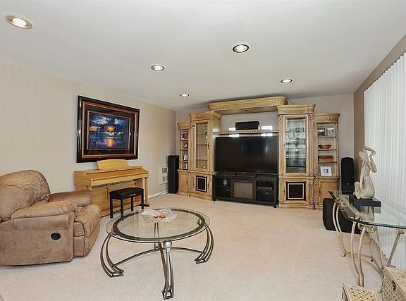 4th image of 10647 Essex St